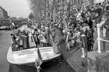 405859 Afbeelding van de aankomst van Sinterklaas bij de Weerdsluis te Utrecht.